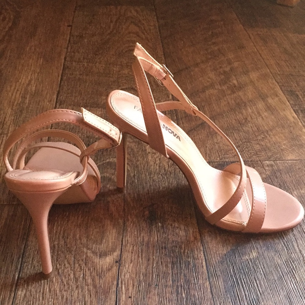 Size 7 women’s heel - Picture 3 of 4